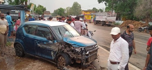 एनएच पर ट्रक-कार में टक्कर, महिला घायल