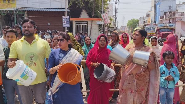 पेयजल संकट से बिफरे दो वार्डों में पार्षद और मोहल्लेवासियों का चक्काजाम