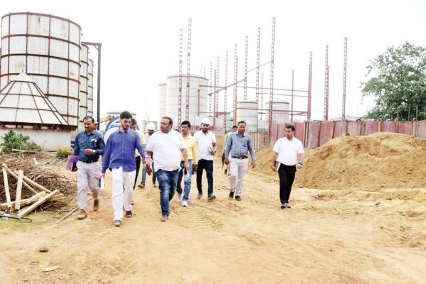 मजदूरों की संख्या बढ़ाकर कार्यों को तेजी के साथ करने निर्देश