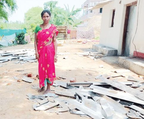 आंधी-तूफान से दो दर्जन से अधिक घरों के शीट उड़े