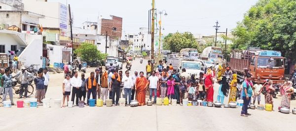 पेयजल संकट से बिफरे दो वार्डों में पार्षद और मोहल्लेवासियों का चक्काजाम
