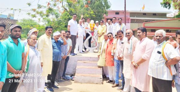 राजीव गांधी को किया याद, दी श्रद्धांजलि