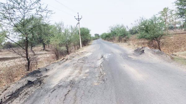 लवन से सिरियाडीह तक बनी सडक़ तीन  साल में ही उखडऩे लगी, हो रहे हादसे