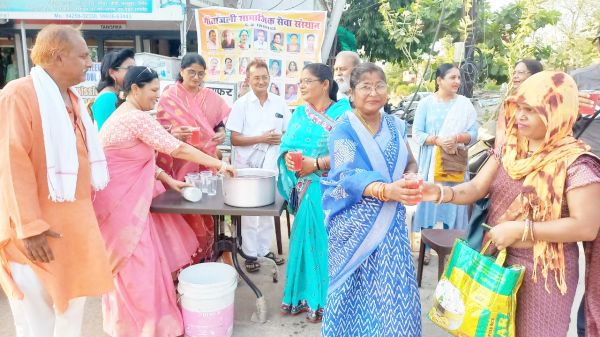कमला कॉलेज के पास शरबत वितरण