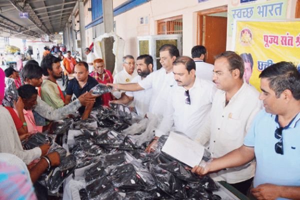 सिंधी काउंसिल ने स्टेशन में किया चरण पादुका वितरित