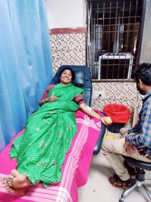 जैन संघटना की जिलाध्यक्ष ने किया रक्तदान
