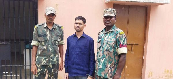 पटरी की रेकी करते पकड़ाया नक्सली