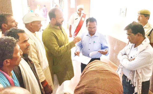 सडक़ के लिए अधिग्रहित जमीन का साल भर बाद भी नहीं मिला मुआवजा