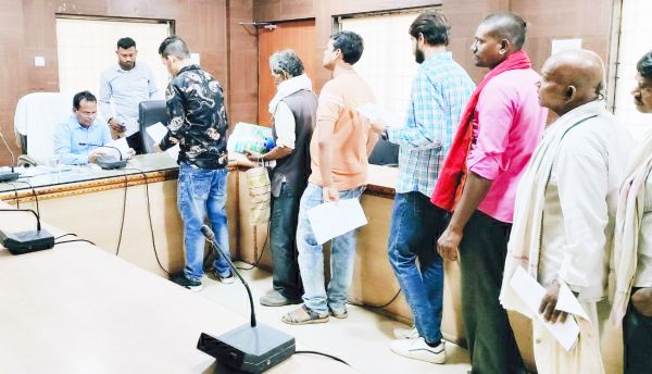 जनचौपाल में संतोष को मिला बैटरी चलित ट्रायसिकल 