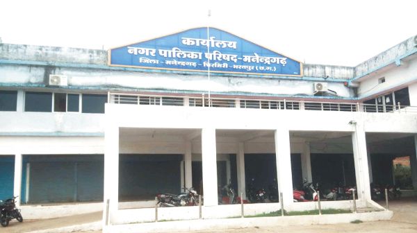 नपा कार्यालय भवन में दरारें, धराशायी होने की आशंका