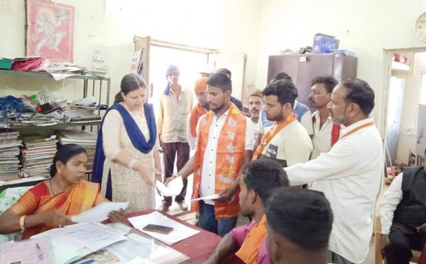 मार्ग किनारे नालियां जाम, वार्डवासियों ने शिवसेना से मांगी सहायता