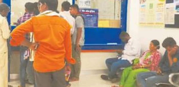 पहले दिन जिले के बैंकों में लाखों के  दो हजार के नोट बदले या जमा किए