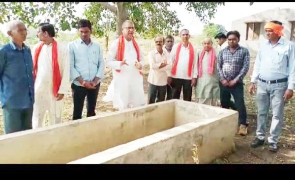 गांव के गौठान पहुंचे भाजपा नेता  चलबो गौठान-खोलबो पोल अभियान