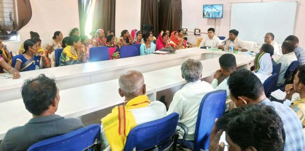 गौठान में स्थानीय लोगों को जोडक़र आर्थिक स्थिति करें मजबूत- कलेक्टर