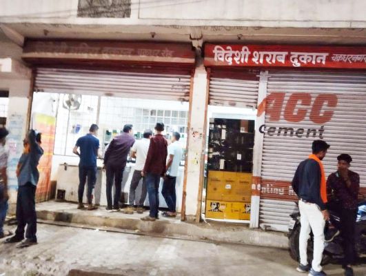 शराब दुकानों में नहीं लिये जा रहे 2 हजार के नोट