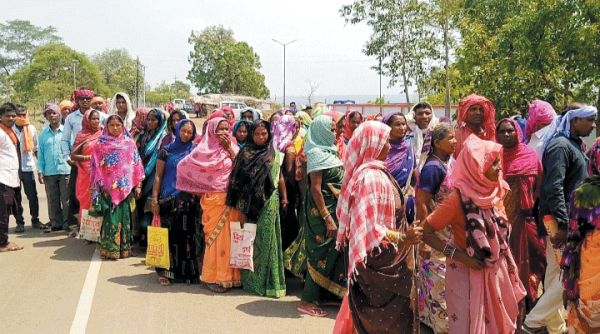 पोल्ट्री फार्म की बदबू और गंदगी से जीना मुश्किल, कलेक्टोरेट पहुंचे सैकड़ों ग्रामीण, बंद कराने कड़ी धूप में घंटों बैठे