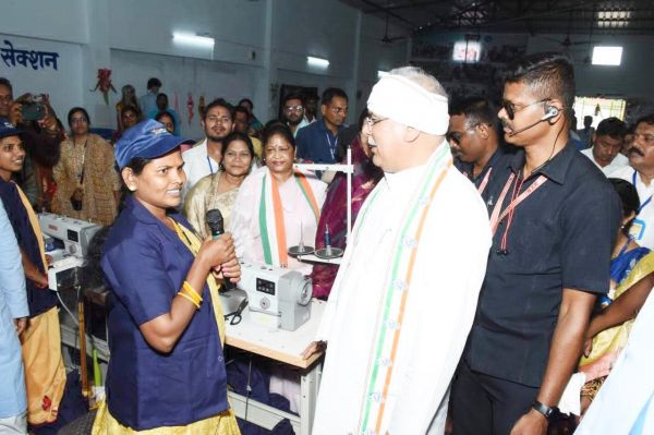 समूह की महिलाओं के हुनर को तराशने वरदान साबित हो रहा अछोटा का रीपा केन्द्र