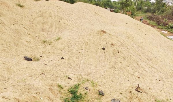 घास भूमि में रेत भण्डारण की शिकायत कलेक्टर से