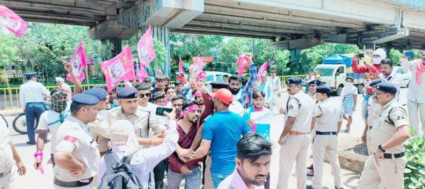 अवैध शराब बिक्री पर रोक व कानून व्यवस्था सुधारने एसपी कार्यालय का जोगी कांग्रेस ने किया घेराव