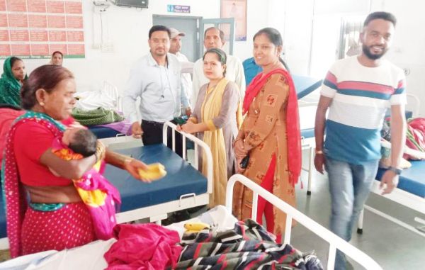 नेत्र सहायक ओम यादव ने जन्मदिन  पर मरीजों को बांटे फल  