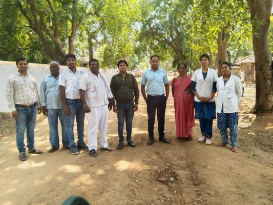 आयुष्मान कार्ड बनवाने घर-घर जाकर जागरूक करते हुए बीएमओ