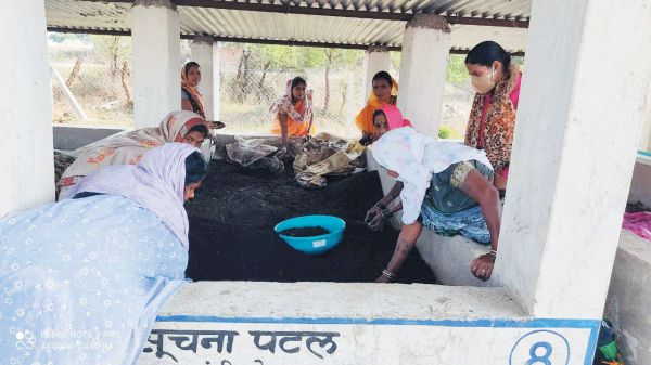 स्व सहायता समूह ने बेचे अब तक 7 लाख 81 हजार से अधिक के वर्मी कंपोस्ट