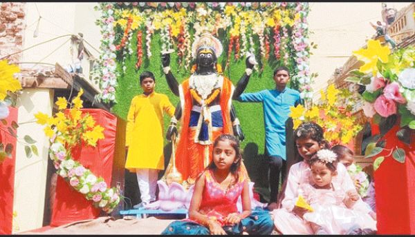 भगवान सत्यनारायण की मूर्ति स्थापना की 74वीं वर्षगांठ पर निकाली शोभायात्रा