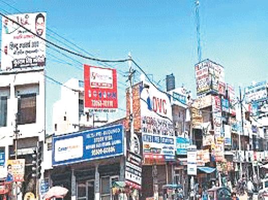 अत्यधिक ऊंचाई पर बड़े-बड़े होर्डिंग्स, हादसे की आशंका