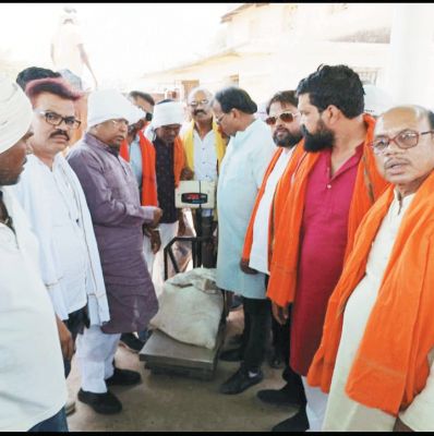 परसदा सहकारी सोसाइटी में दिया जा रहा था किसानों को कम वजनी वर्मी कम्पोस्ट, भाजपाईयों ने जताया विरोध