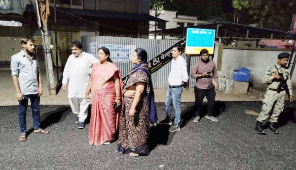 मेयर ने किया डामरीकरण कार्य का निरीक्षण