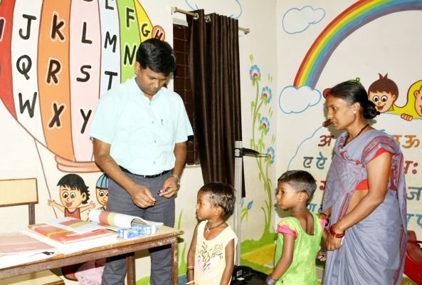 कलेक्टर ने दो बच्चों को सुपोषण की श्रेणी में लाने लिया गोद