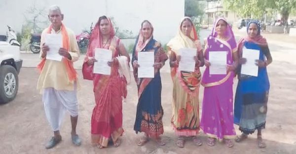 उपसरपंच सहित पंचों ने दिया इस्तीफा