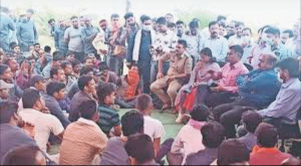 काम से निकाले मजदूरों के धरना-प्रदर्शन को बसपा का समर्थन