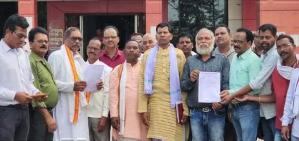 चतुर्थ-तृतीय वर्ग भर्ती में स्थानीय बेरोजगारों को प्राथमिकता देने सौंपा ज्ञापन
