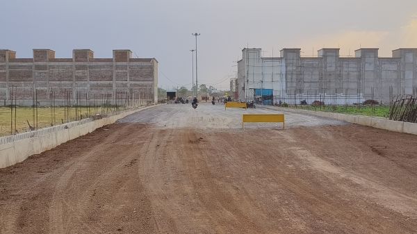 व्यवसायिक काम्प्लेक्स बना रहे कंवर डेव्हलपर्स-कलर ग्रुप का अफसरों से सांठगांठ कर आम रास्ता पर कब्जा