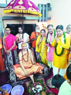 जगदगुरु शंकराचार्य पहुंचे  पूर्व सांसद मधु के घर