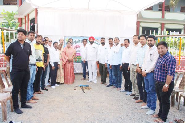 महापौर ने म्युनिसिपल स्कूल मैदान में लॉन घास लगाने किया भूमिपूजन