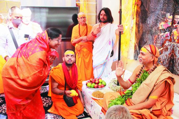 जगदगुरु शंकराचार्य  का नगर आगमन पर महापौर ने किया स्वागत