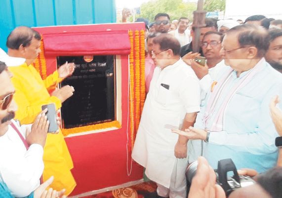 सांसद सोनी-विधायक शर्मा ने किया स्टेशन पर बने एस्केलेटर एवं कोच गाइडेंस डिसप्ले बोर्ड का लोकार्पण