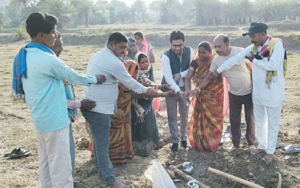 आलेंखुटा में तालाब गहरीकरण का भूमिपूजन