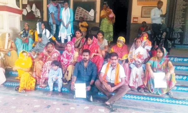 पानी की किल्लत, मोहल्लेवासी समस्या लेकर पहुंचे निगम 