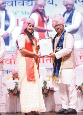  दीक्षांत समारोह में संयुक्ता को डॉक्टरेट की उपाधि