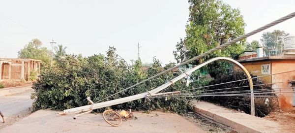 अंधड़, बिजली पोल गिरा, युवक की दबकर मौत, एक घायल