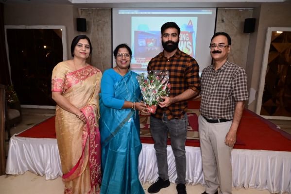 प्रो-एशियन इंटरनेशनल पावर लिफ्टिंग में स्वर्ण पदक विजयी उद्भव का सम्मान
