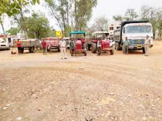 रेत-चूना पत्थर का अवैध परिवहन,  दर्जन से अधिक वाहन जब्त