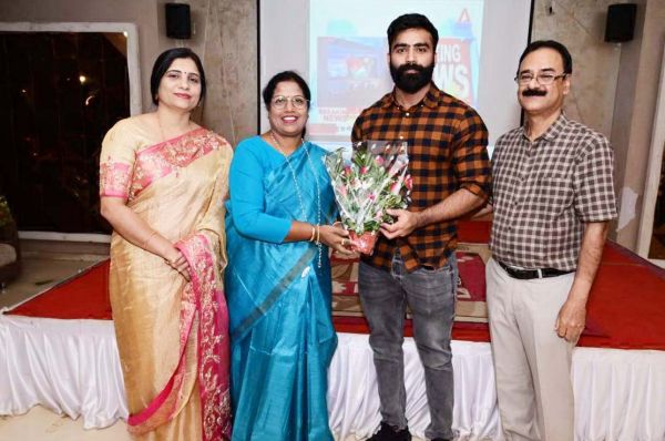 प्रो-एशियन इंटरनेशनल पावर लिफ्टिंग में स्वर्ण पदक विजयी उद्भव का सम्मान