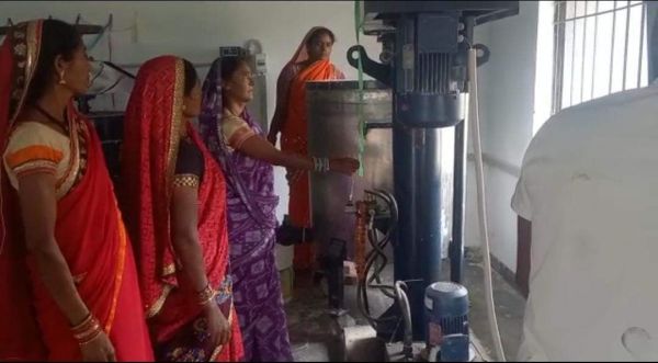 महिलाएं बना रही है गोबर से पेंट, मल्टीनेशनल कम्पनियों को दे रही है टक्कर