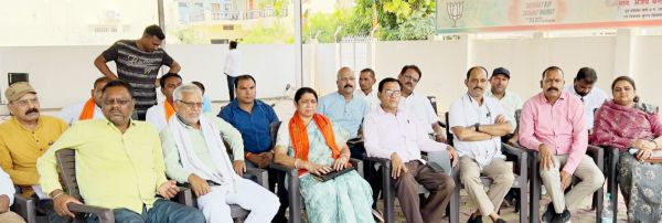 मोदी के मन की बात से उजागर हुई भाजपा की गुटबाजी