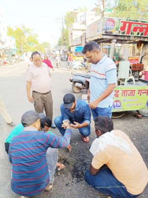 डामरीकरण कार्य का आयुक्त ने किया निरीक्षण