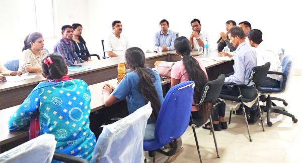 कलेक्टर ने काउंसिलिंग में बच्चों से की मुलाकात